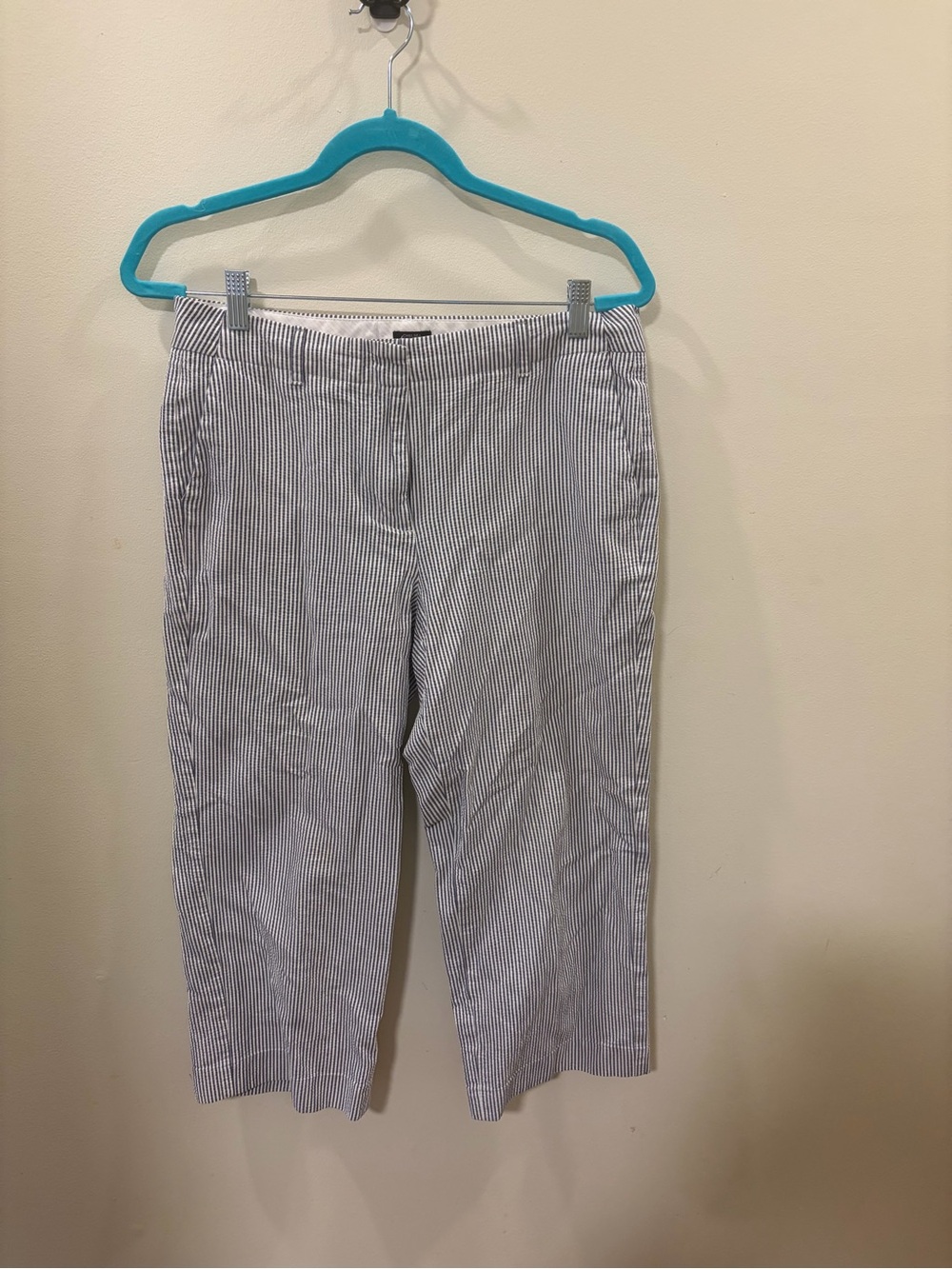 Talbots women’s straight leg cropped Blue and White seersucker pants